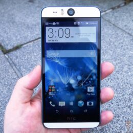 HTC Desire Eye: Frontansicht mit Blick auf den Homescreen