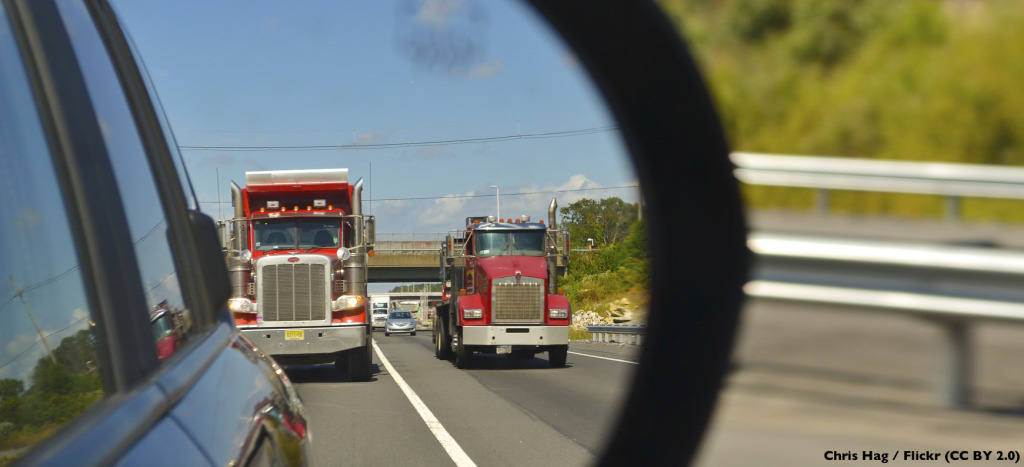 LKW im Rückspiegel