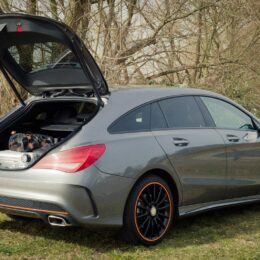 2015 Mercedes-Benz CLA 250 4MATIC Shooting Brake OrangeArt Edition mountaingrau metallic mit geöffneter Heckklappe