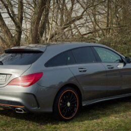 2015 Mercedes-Benz CLA 250 4MATIC Shooting Brake OrangeArt Edition mountaingrau metallic - von rechts hinten