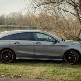 2015 Mercedes-Benz CLA 250 4MATIC Shooting Brake OrangeArt Edition mountaingrau metallic - Seitenansicht