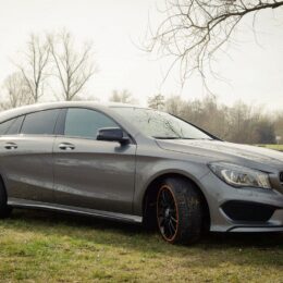 2015 Mercedes-Benz CLA 250 4MATIC Shooting Brake OrangeArt Edition mountaingrau metallic - von rechts vorne seitlich