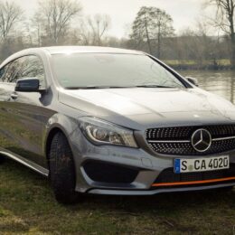 2015 Mercedes-Benz CLA 250 4MATIC Shooting Brake OrangeArt Edition mountaingrau metallic - von rechts vorne