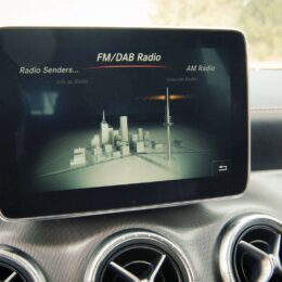 COMAND Online DAB-Radio im 2015 Mercedes-Benz CLA 250 4MATIC Shooting Brake OrangeArt Edition