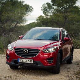 2015 Mazda CX-5 Skyactiv-D 150 AWD - Frontansicht auf Schotter