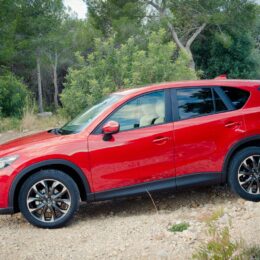 2015 Mazda CX-5 Skyactiv-D 150 AWD - Seitenansicht auf Schotter