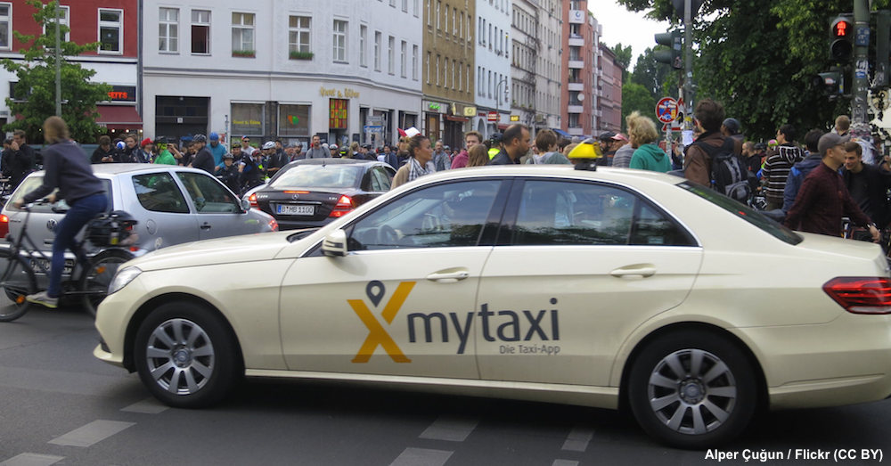 Taxi mit "myTaxi"-Logo