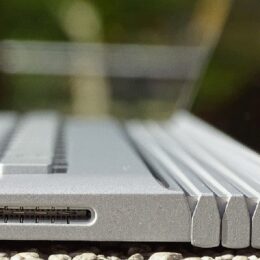 Microsoft Surface Book von der Seite