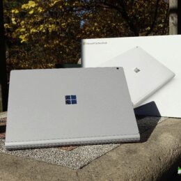 Microsoft Surface Book Rückseite vor Karton