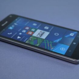 Microsoft Lumia 650 von vorn mit eingeschaltetem Display