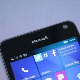 Microsoft Lumia 650 von vorn mit eingeschaltetem Display