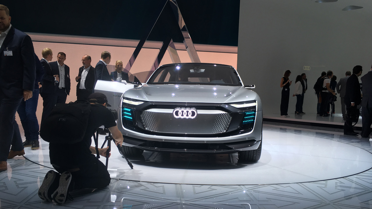 „Bitte recht grimmig!": Der Audi Aicon ist auf der IAA ein beliebtes Fotomotiv. (Bild: Ekkehard Kern)