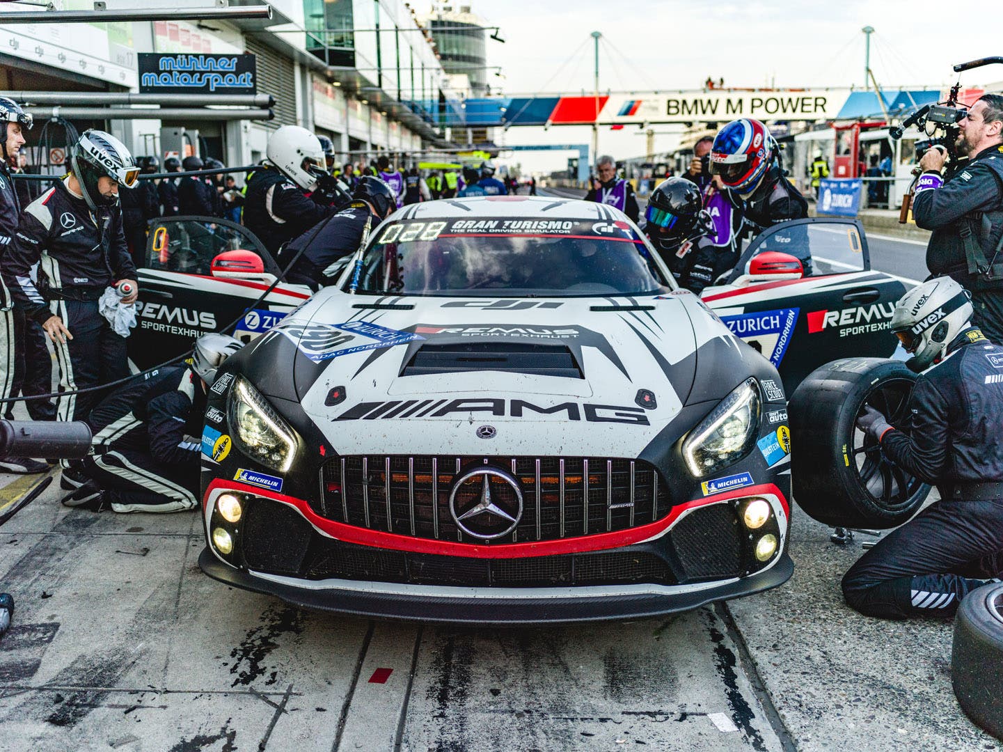 Mercedes AMG GT beim 24hRennen Boxenstop