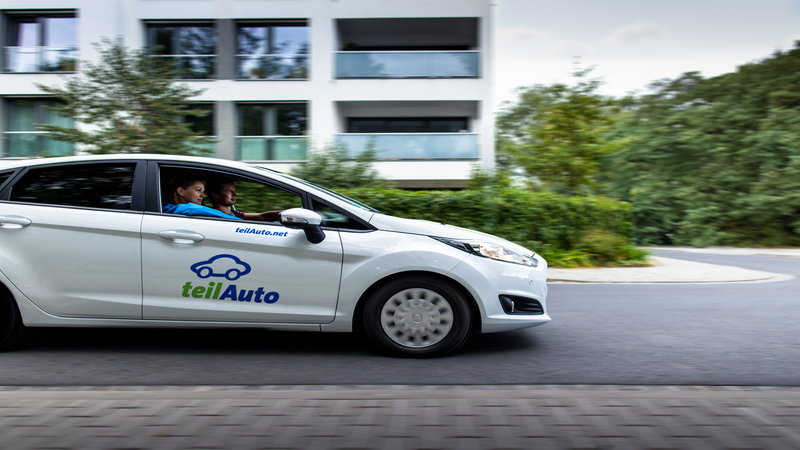 Teilauto Kampagnenfoto mit Auto in der Stadt