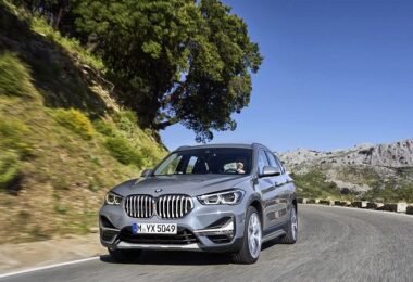 BMW X1 auf Straße mit Landschaft