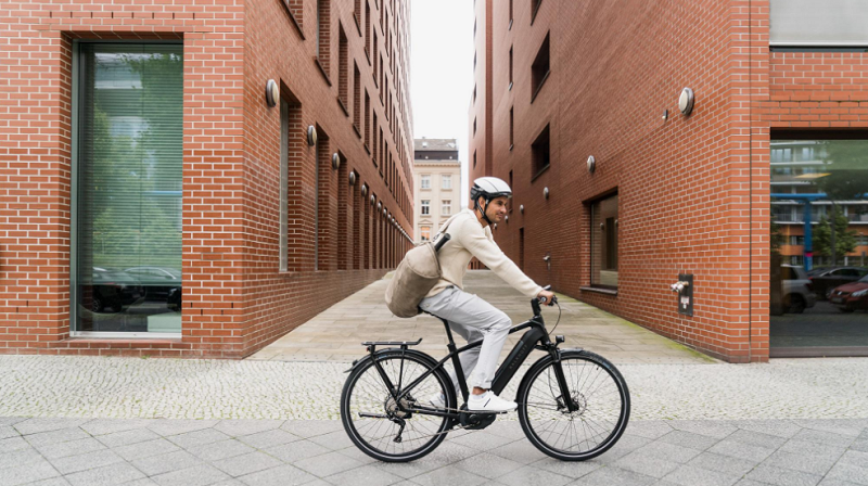 Kalkhoff E-Bike Mann in urbanem Setting