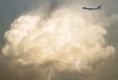 Blitzeinschlag im Flugzeug, Flugzeug, Gewitter