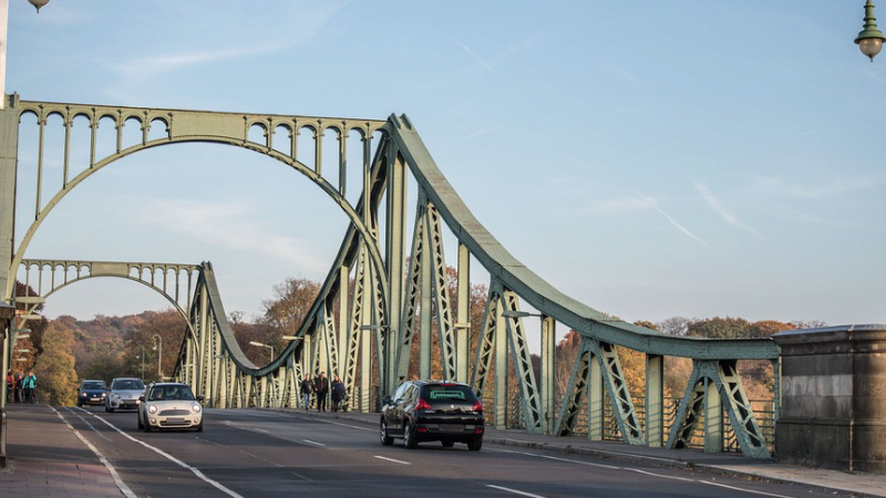 Potsdam, Brücke, Autos