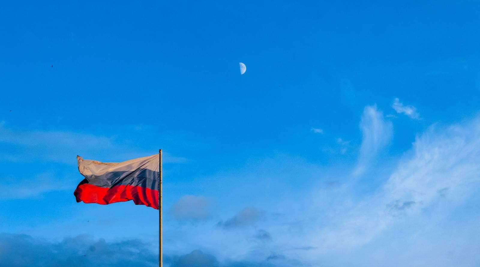 Russische Flagge vor blauem Himmel