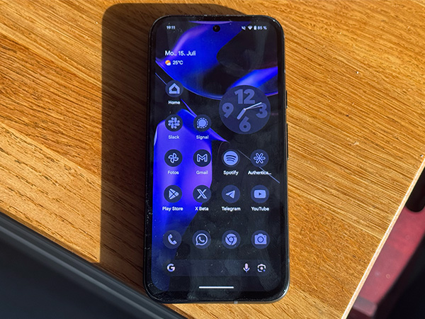 Google Pixel 8a, screen