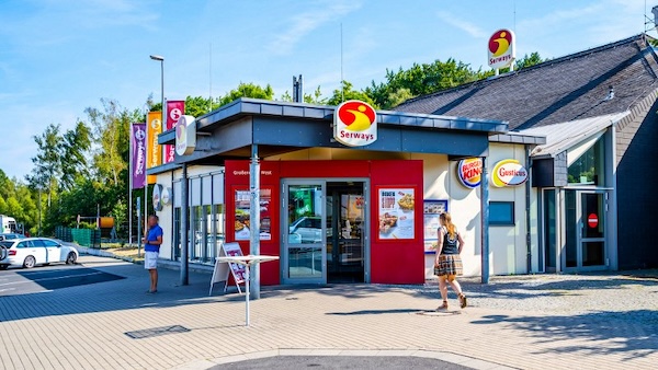 schlechtesten Raststätten, tanken, autobahn, reise, fahren, stopp, pause, rast, rastanlage, unterwegs, auto, straße, tankstelle