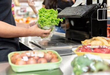 Verpackungsirrsinn, Supermarkt, Kasse, verpacktes Obst und Gemüse