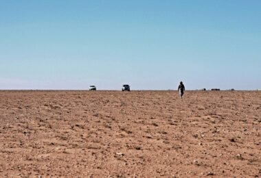 Forscher entnehmen Probe von weißem Wasserstoff in Marokko