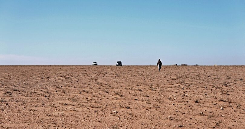 Forscher entnehmen Probe von weißem Wasserstoff in Marokko