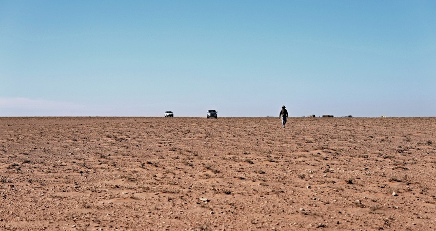 Forscher entnehmen Probe von weißem Wasserstoff in Marokko