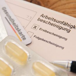 Branchen Krankenstand, Job, Arbeit, AU, Arbeitsunfähigkeitsbescheinigung, Arzt, Doktor, Krankheit, Krankschreibung, arbeitsunfähig, Mitarbeiter, Beschäftigte, Krankenkasse, Wirtschaft