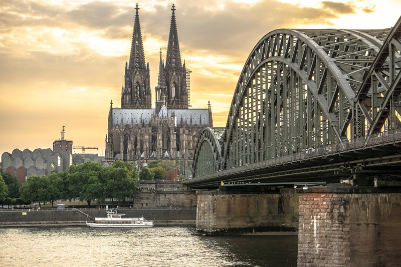 Die Rheinbrücke vor dem Kölner Dom.